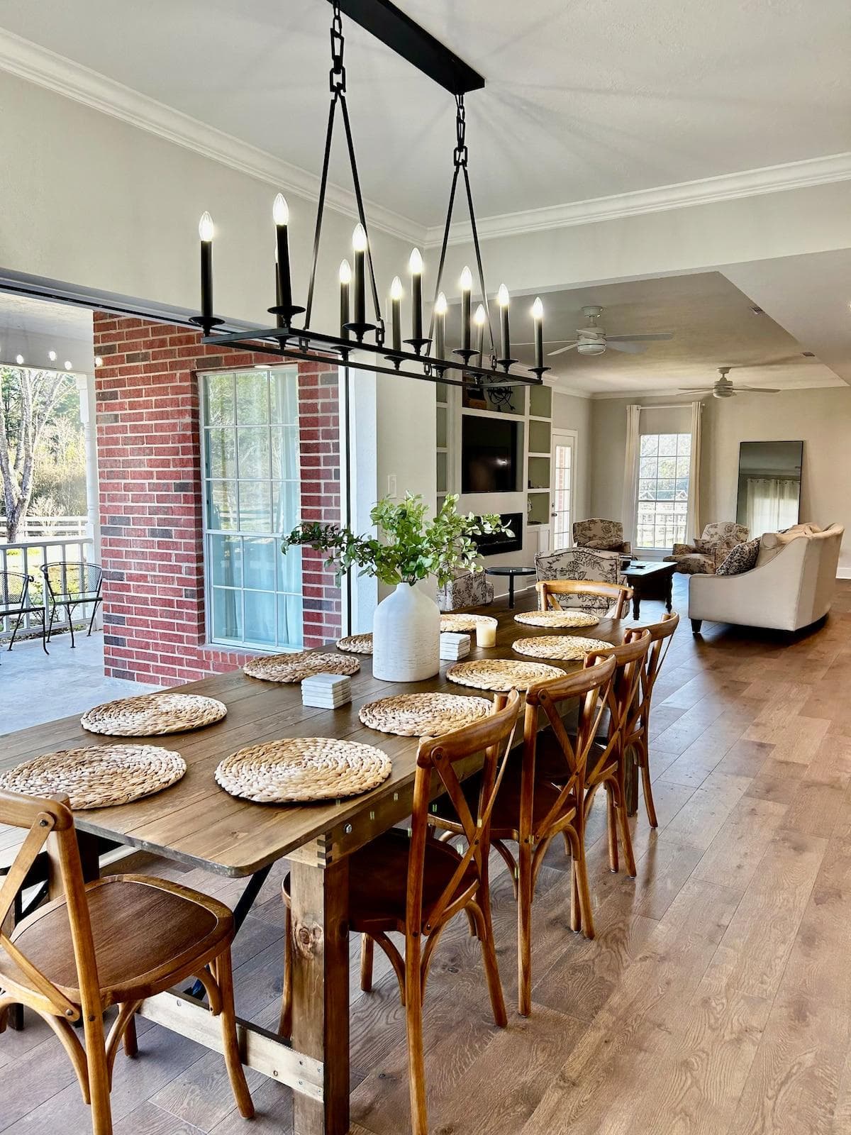 Sitting for 10 guests additional sitting for 6 in kitchen island 